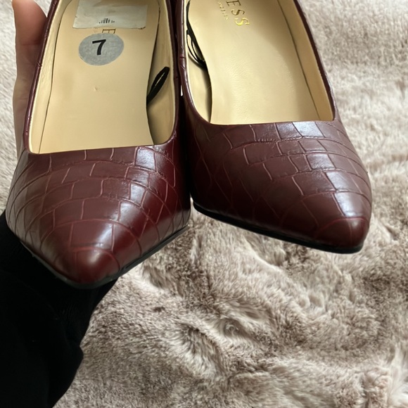 GUESS DARK RED LEATHER HELLS SHOES SIZE 7 M - Picture 9 of 11